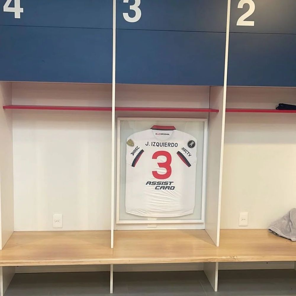 El cuadro con la camiseta de Juan Izquierdo en Los Céspedes