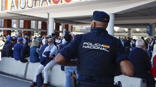 Cientos de personas fuera de la estación Atocha de Madrid en medio del apagón. EFE