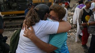 Familiares junto a los escombros de un edificio en La Guaira, Venezuela, el 24 de julio.