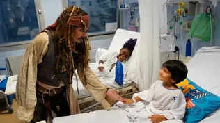 Johnny Depp visita a niños en un hospital de San Sebastián, enfundado en su icónico traje pirata de Jack Sparrow