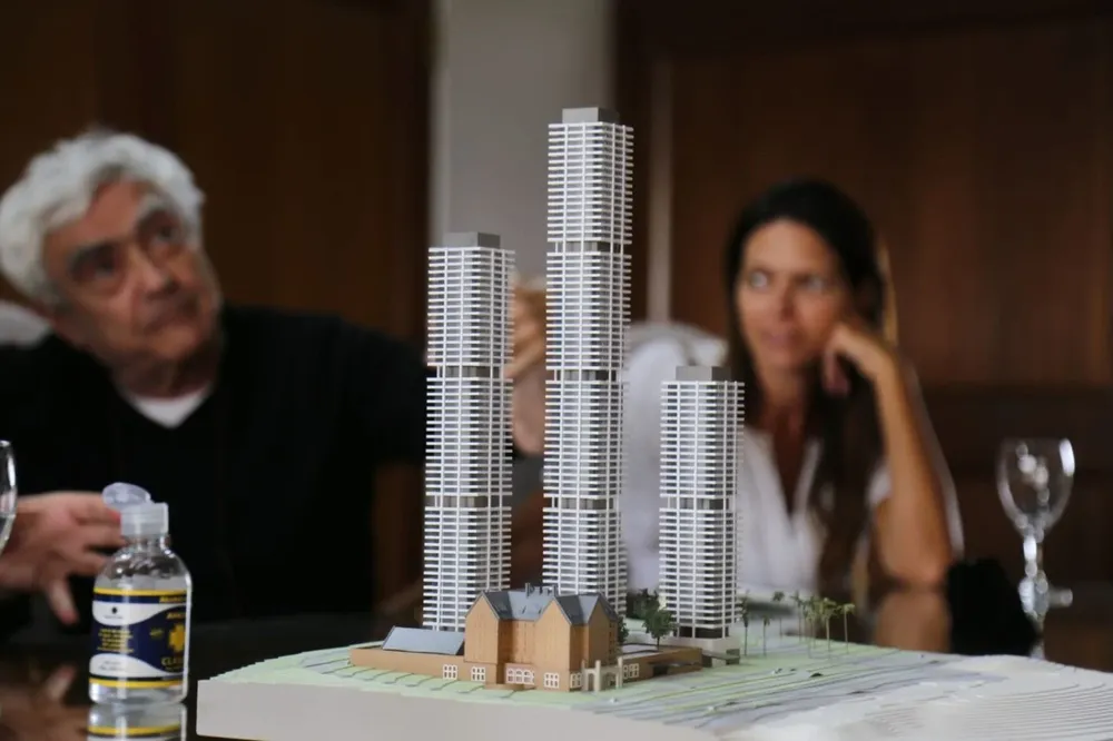 Maqueta del nuevo Hotel San Rafael, ideado por el arquitecto Rafael Viñoly, atrás en la foto