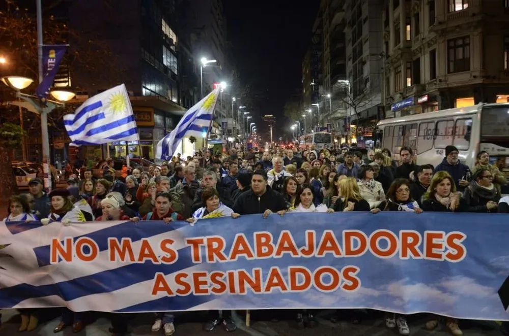 Unas 200 personas se manifestaron este martes por la Avenida 18 de Julio en reclamo de más seguridad