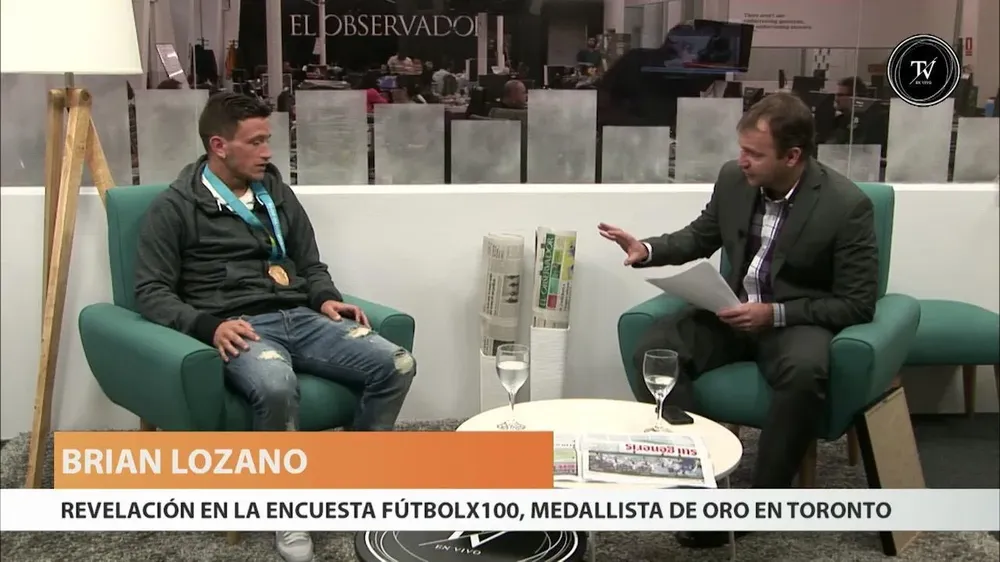 Entrevista completa con Brian Lozano, futbolista revelación según la encuesta de Fútbolx100 y autor del gol que le dio a Uruguay la medalla de oro en los Juegos Panamericanos.Los sacrificios de un futbolista de origen humilde, Defensor y los Juegos Panamericanos fueron temas tratados en esta entrevista con Mariano López, donde recibió el premio de Fútbolx100.