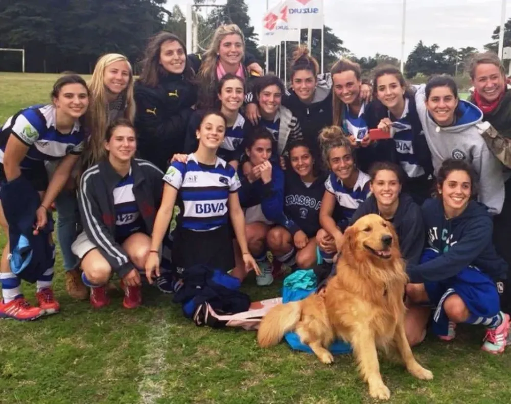 El plantel femenino de Carrasco Polo, con su mascota