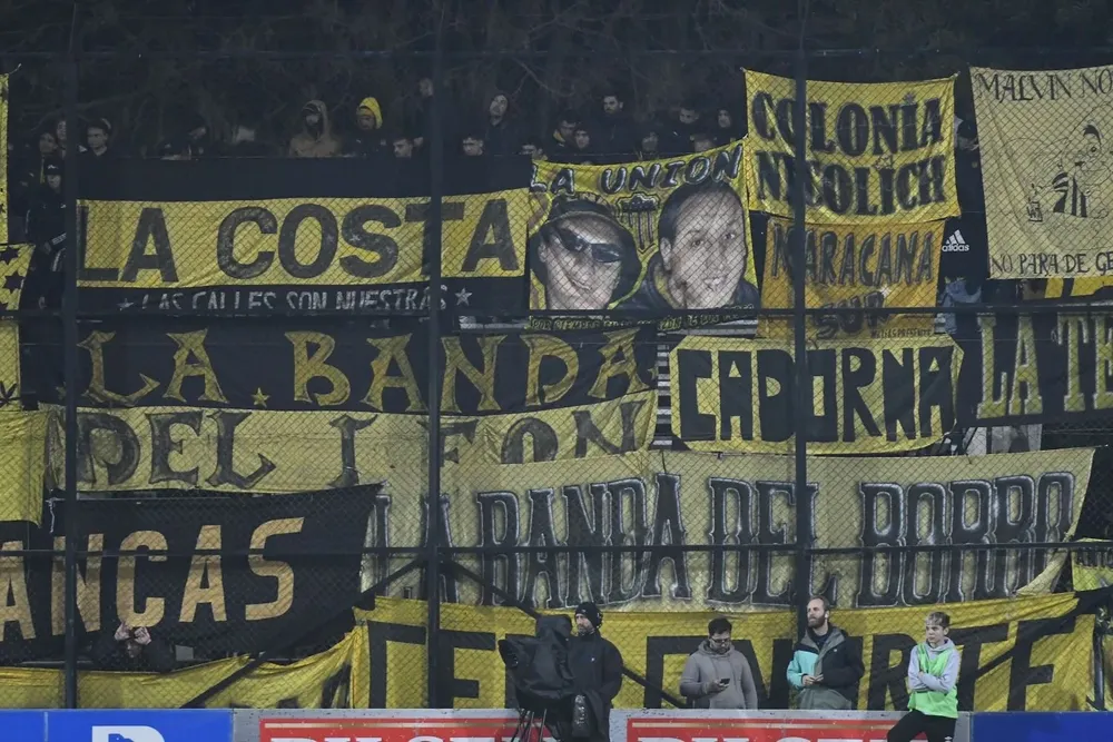 Así se colgaron las banderas para impedir la visión de sus propios hinchas