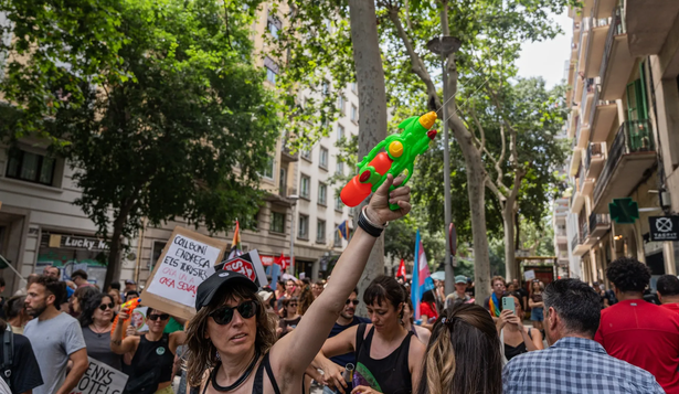 Una manifestación en Barcelona, una de las ciudades donde la movilización contra el turismo masivo se hace sentir. Vinculadas a la crisis de la vivienda, las protestas culpan a los turistas de la escasez de oferta de pisos para los españoles.&nbsp;