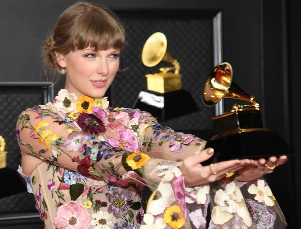 Taylor Swift ganó en la categoría principal de los Grammy