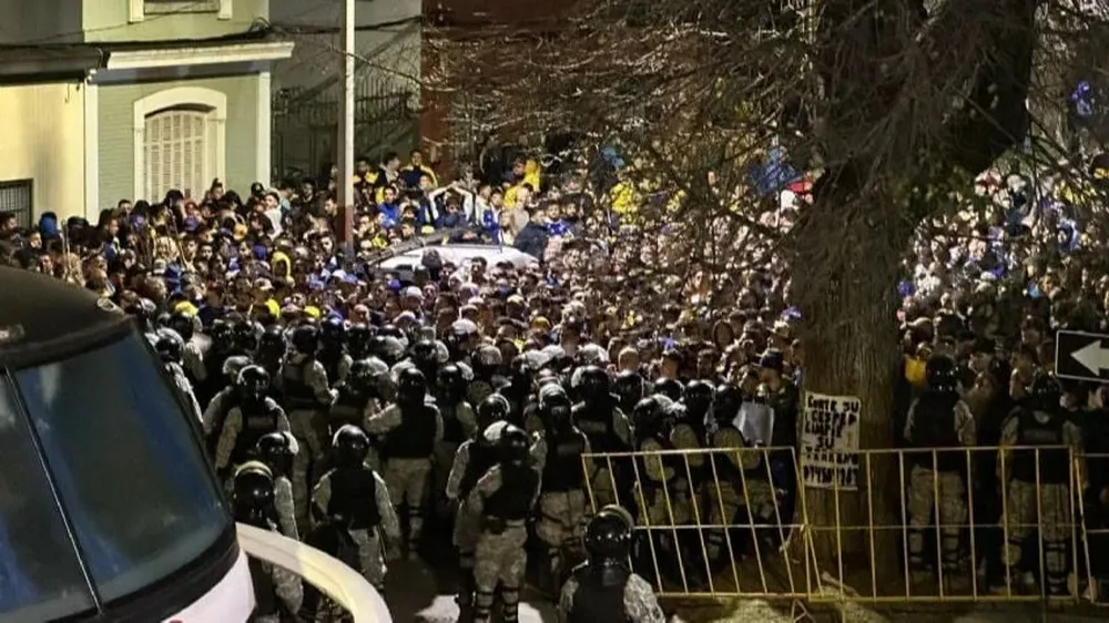 Hinchas de Boca en el acceso al GPC