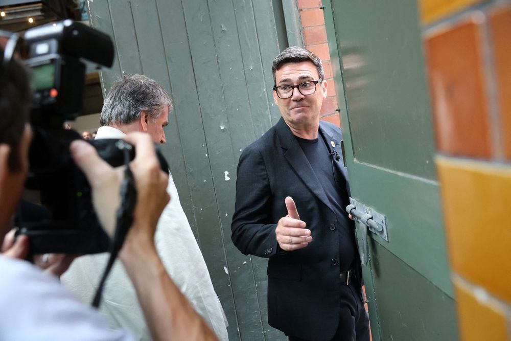 El recién elegido diputado por Makerfield, Andy Burnham, llega al Parlamento británico en Westminster, Londres.