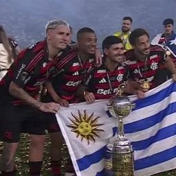 La foto de los cuatro uruguayos campeones con Flamengo