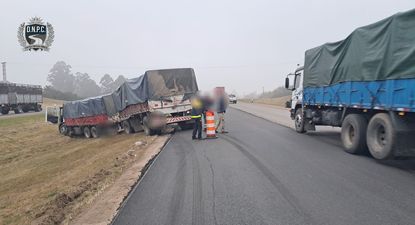 un camion con acoplado despisto en los accesos de montevideo y el transito se ve afectado por ruta 5
