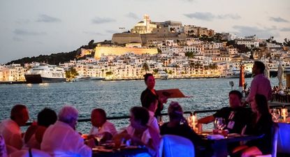 ibiza busca trabajadores extranjeros para 27 puestos clave: ofrece visa y sueldos por encima de la media
