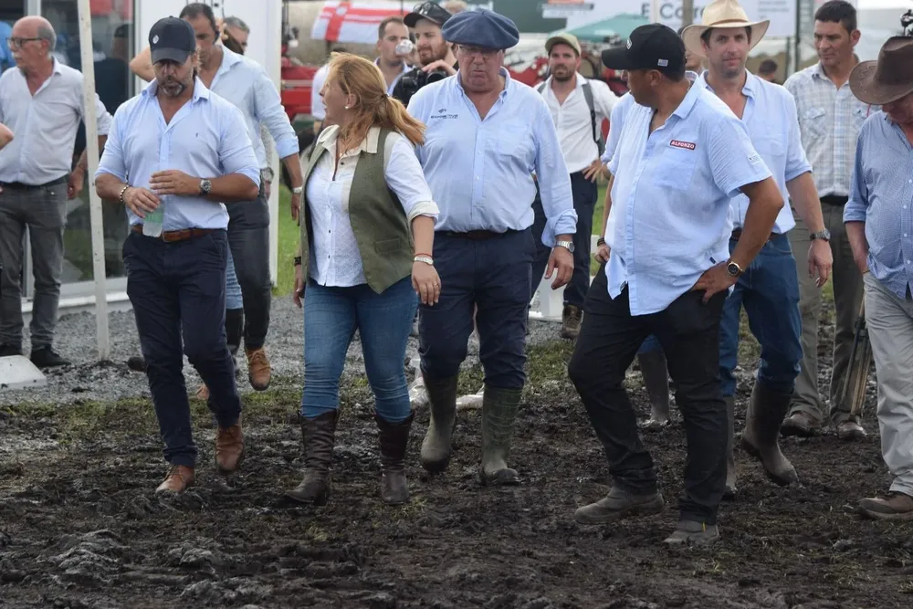 En cancha embarrada, el presidente Luis Lacalle Pou recorrió la exposición.