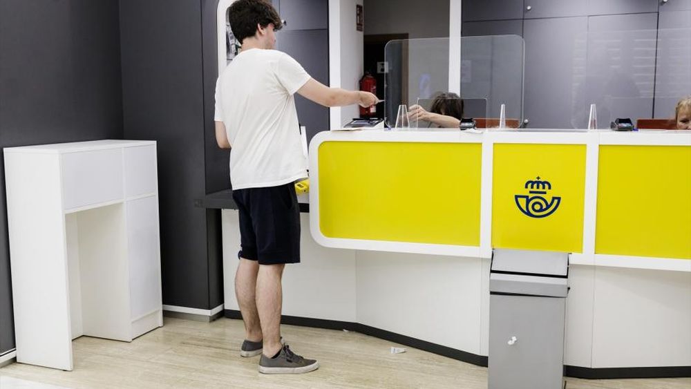 Un joven es atendido en la oficina de Correos&nbsp;