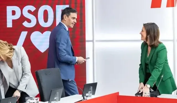 El presidente del Gobierno, Pedro Sánchez, y la portavoz del partido, Esther Peña