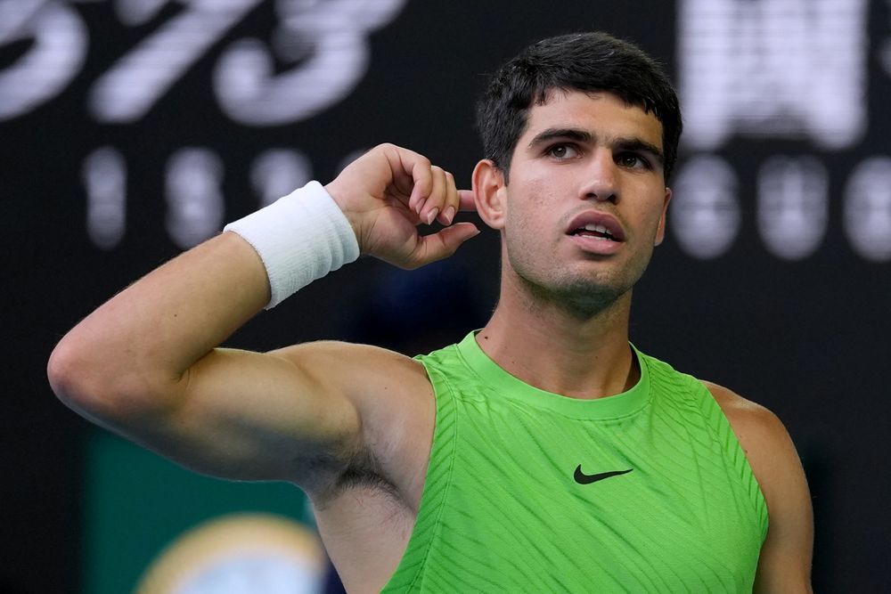 Carlos Alcaraz mira a la grada del Australian Open, tras vencer a Alexander Zverev y pasar a la final.