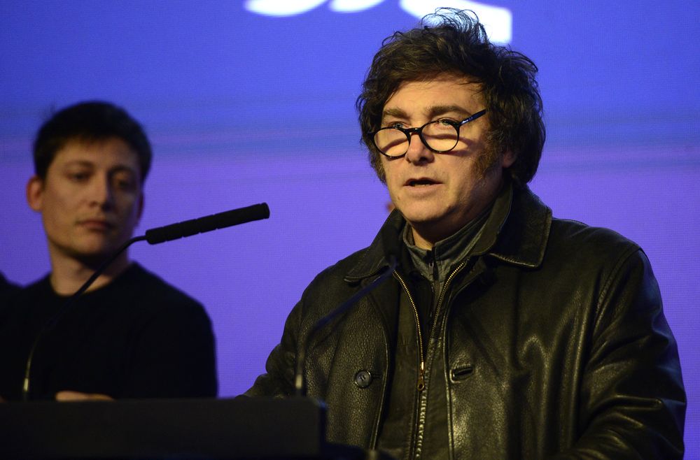 Javier Milei, durante el discurso en el que reconoció la derrota electoral en Provincia de Buenos Aires. Atrás, el estratega Santiago Caputo.