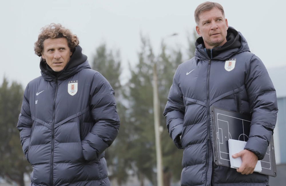 Diego Forlán y Santiago Espasandín en uno de los entrenamientos de la selección uruguaya sub 20