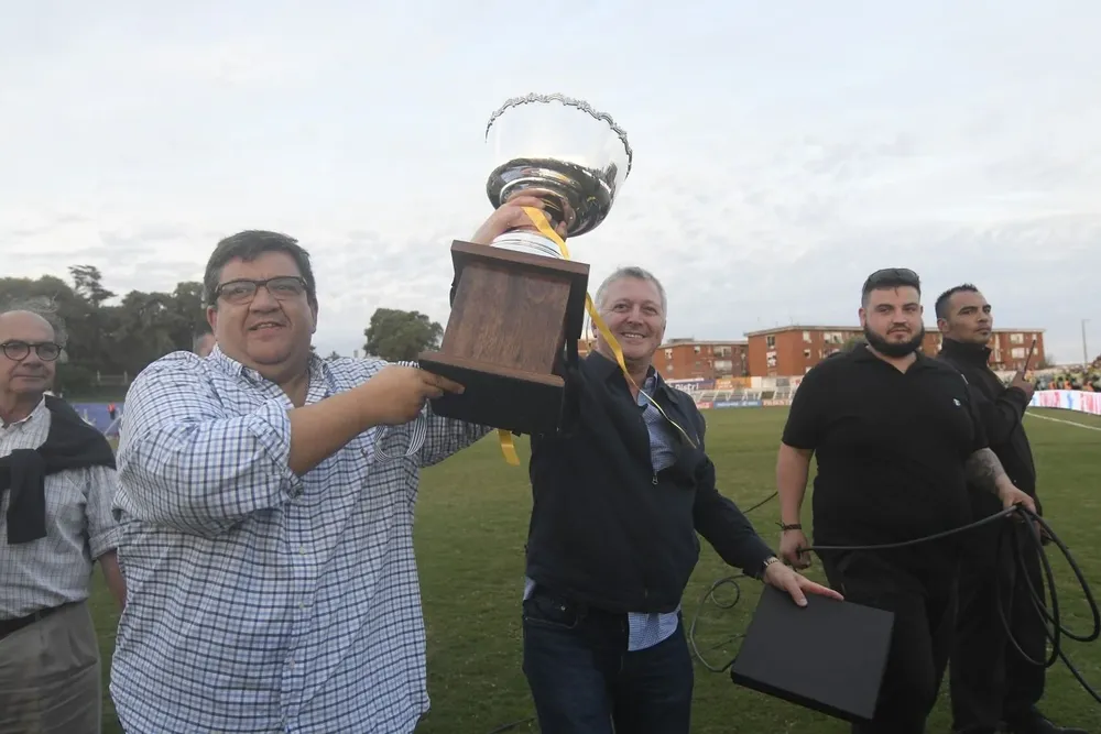 El presidente Jorge Barrera con la Copa por el título del Apertura que ganó Peñarol
