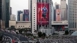 Una imagen de Luis Suárez de Uruguay se muestra en un edificio en Doha.