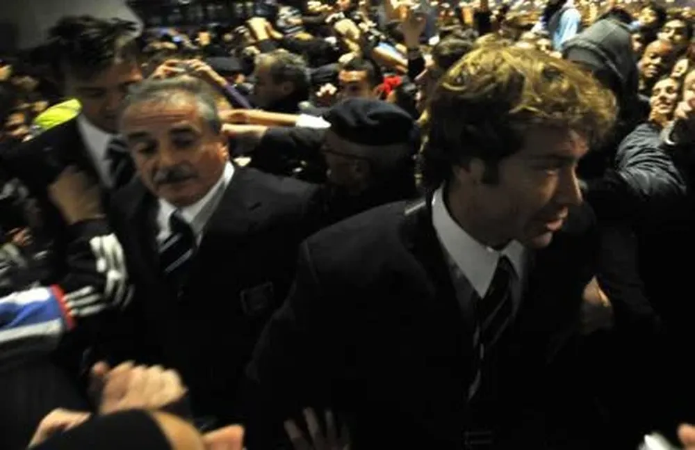 Zuluaga detrás de Lugano en la despedida de Uruguay.