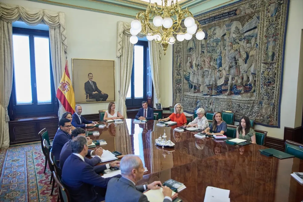 La presidenta del Congreso, Francina Armengol, preside la primera reunión de la Mesa del Congreso de los Diputados .