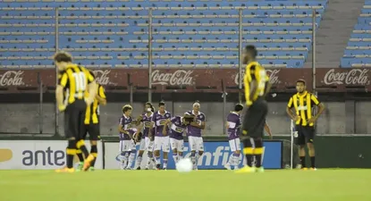 Ligüera celebra su gol con el resto de sus compañeros