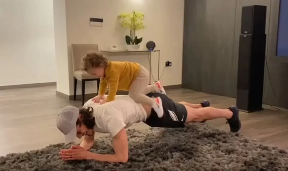 Edinson Cavani entrenó en su casa junto a su pequeña hija India