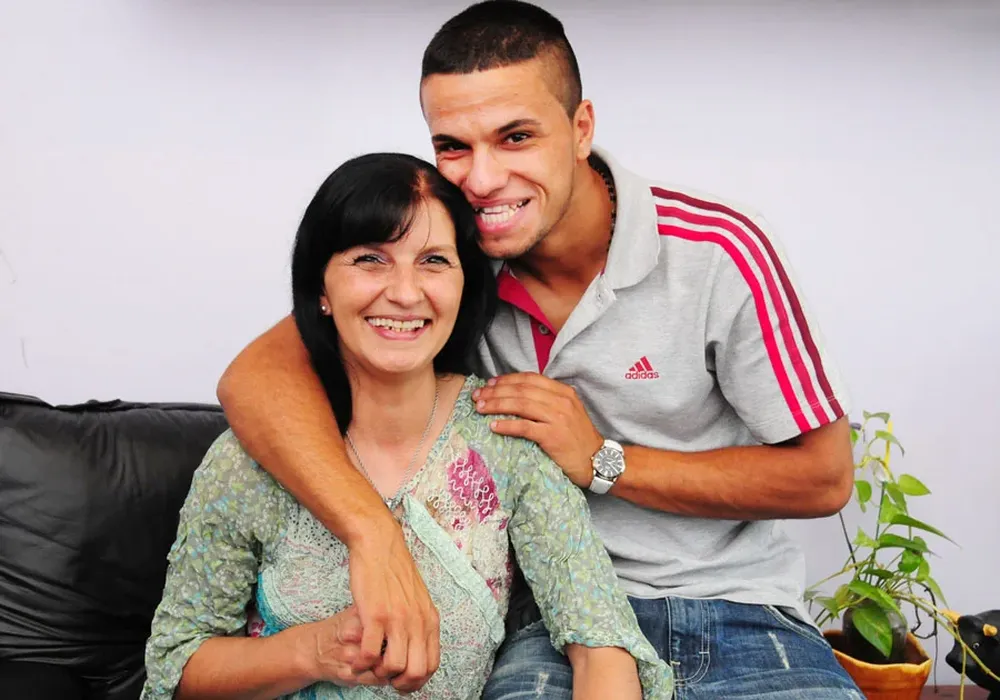 Nicolás junto a su madre Shirley