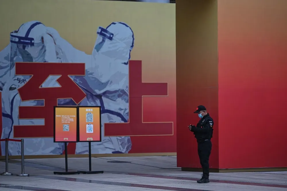 Un guardia espera frente al museo de la lucha contra el Covid en China durante la visita de una delegación de la OMS en Wuhan