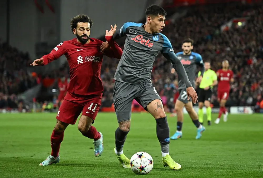 Matías Olivera ante Mohamed Salah en Liga de Campeones