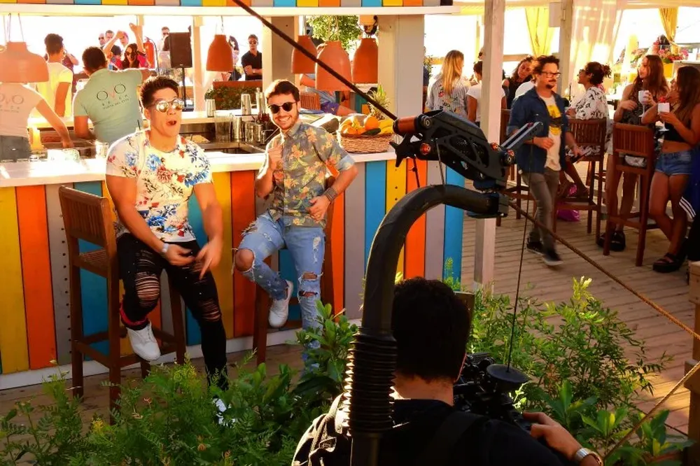 Chyno Miranda y Agustín Casanova durante la grabación del videoclip de Ando buscando en Punta del Este