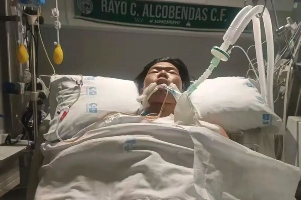 Muere el popular futbolista chino Guo Jiaxuan, tras el golpe de cabeza con otro jugador en un partido en España