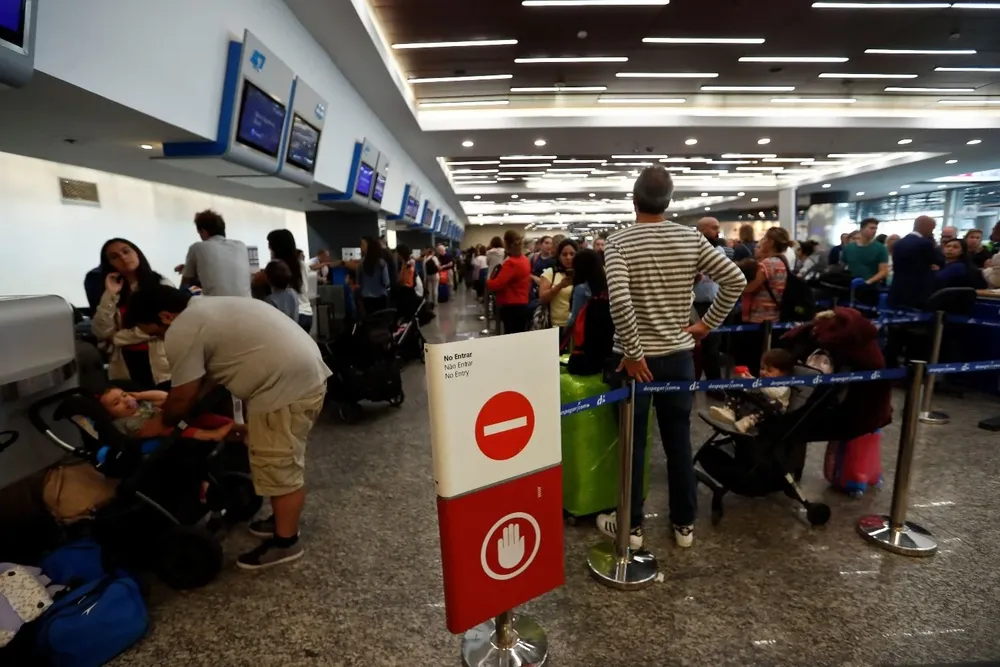 La medida busca frenar la salida de dólares al exterior.