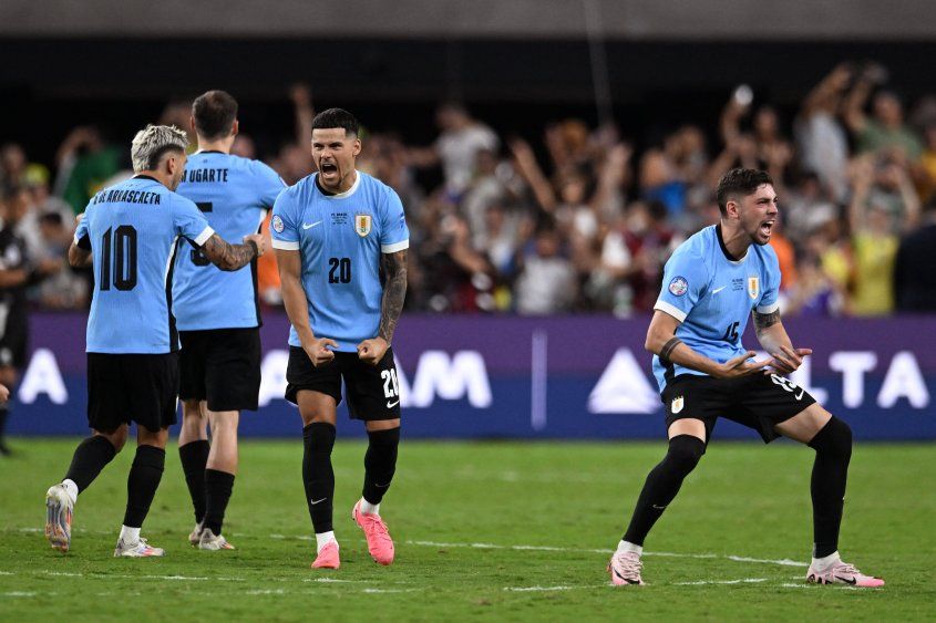 Maxi Araújo y Federico Valverde celebran la clasificación de la selección de Uruguay ante Brasil en la Copa América