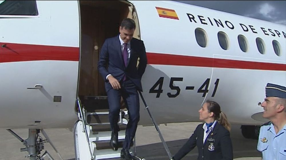 El presidente Pedro Sánchez, en el avión oficial del gobierno de España.