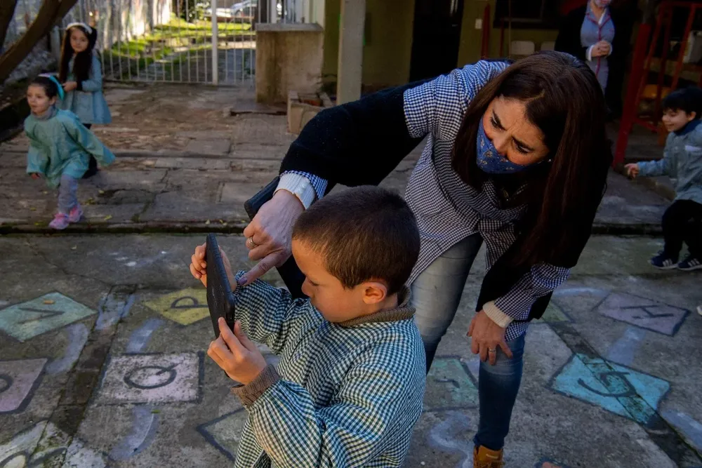 El objetivo es que el acceso a las clses virtuales no afecte el bolsillo de los estudiantes.