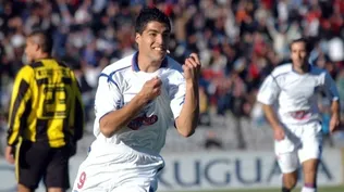 El festejo de Suárez de su único gol oficial contra Peñarol