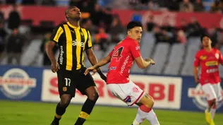 Erick Cabaco cuando marcó a Zalayeta en el pasado partido entre Rentistas y Peñarol