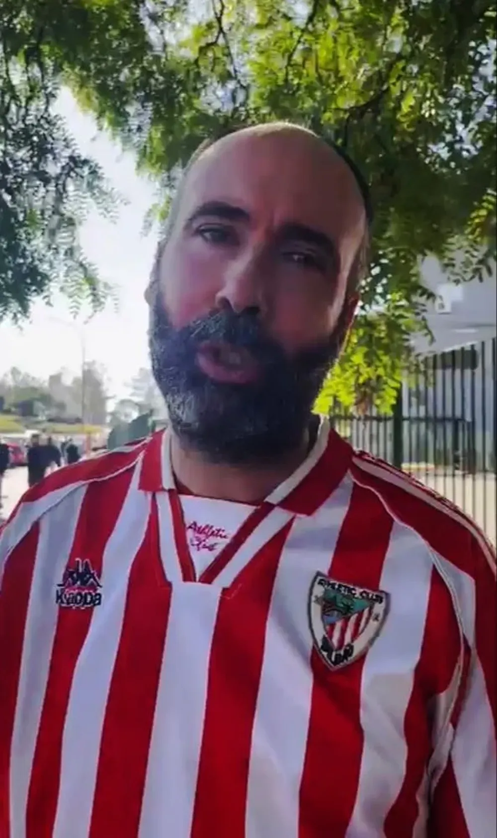 Uno de los hinchas de Athletic de Bilbao que fue a ver a Marcelo Bielsa en su presentación y pudo mantener un diálogo con él