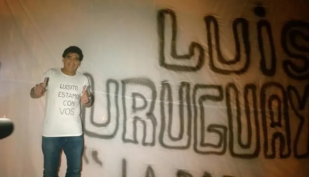 El nombre de la obra juega con el parentesco y los números primos.