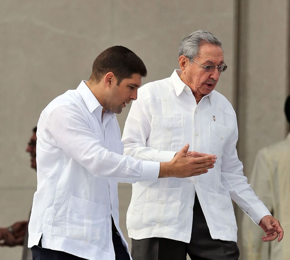 Raúl Guillermo Rodríguez Castro con su abuelo Raúl Castro
