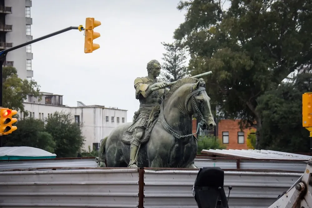 Faltan las espuelas: IMM dispuso investigación administrativa tras reubicación de escultura ecuestre