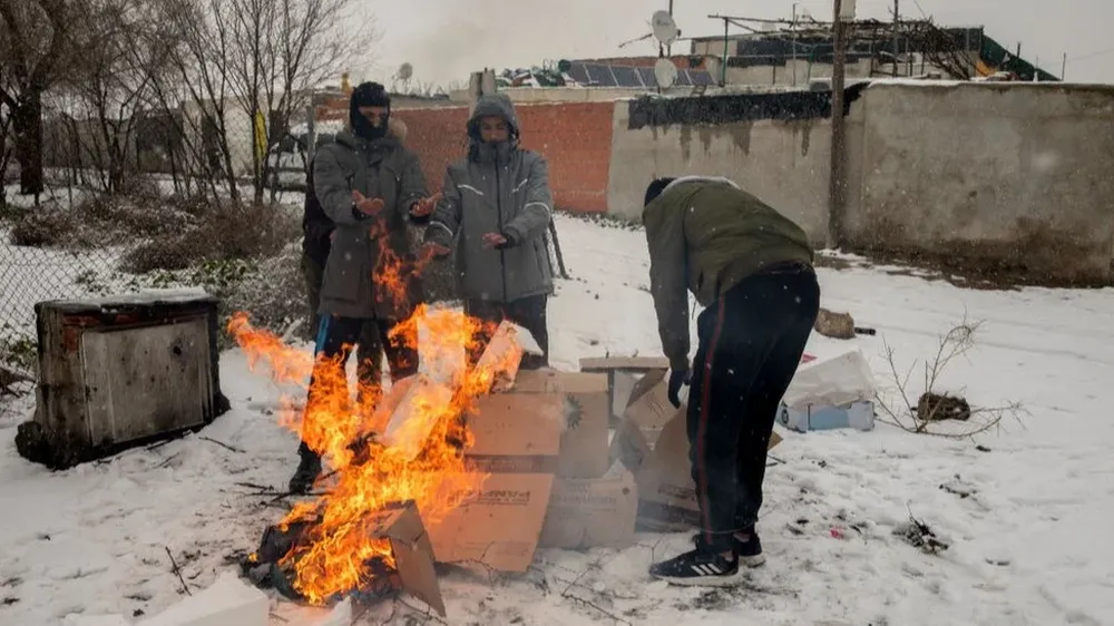 Un fuego encendido en medio de la tormenta y la nieve