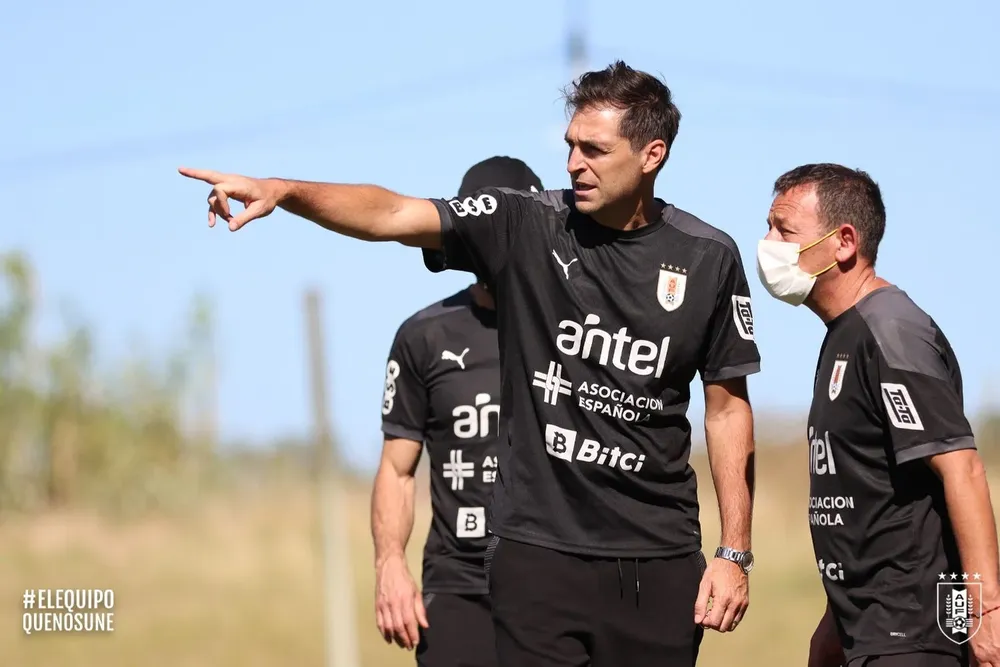 Diego Alonso en pleno entrenamiento en el Complejo de la AUF