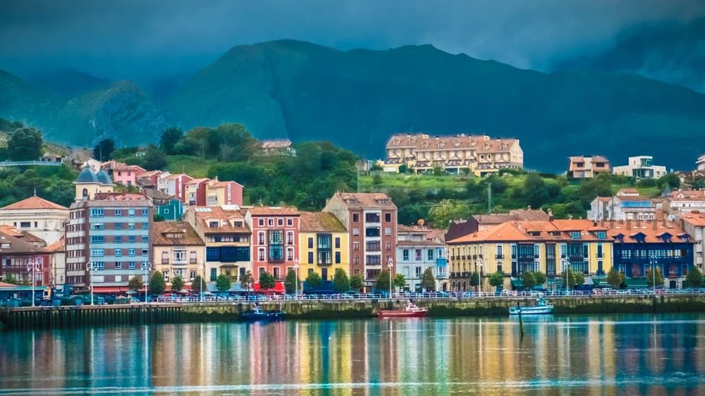 Pueblo de España ofrece empleos fijo con salarios competitivos.