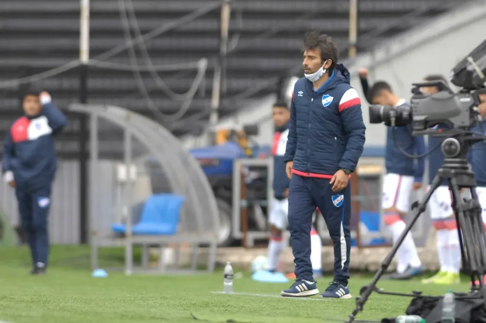 Martín Ligüera en el último clásico que dirigió, en 2020