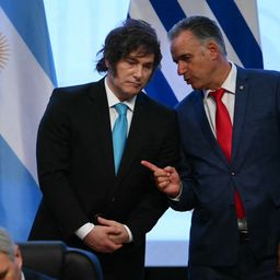 Yamandú Orsi y Javier Milei en la reunión del Mercosur del 17 de enero de 2026 en Paraguay para aprobar el acuerdo de libre comercio entre el Mercosur y la Unión Europea.&nbsp;