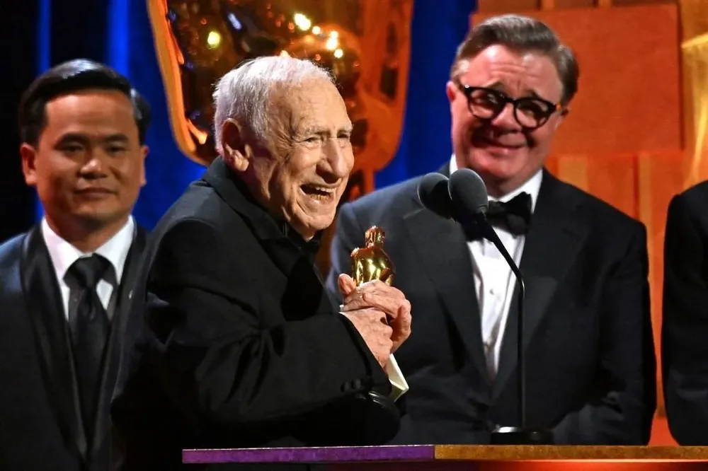 Mel Brooks recibiendo su premio