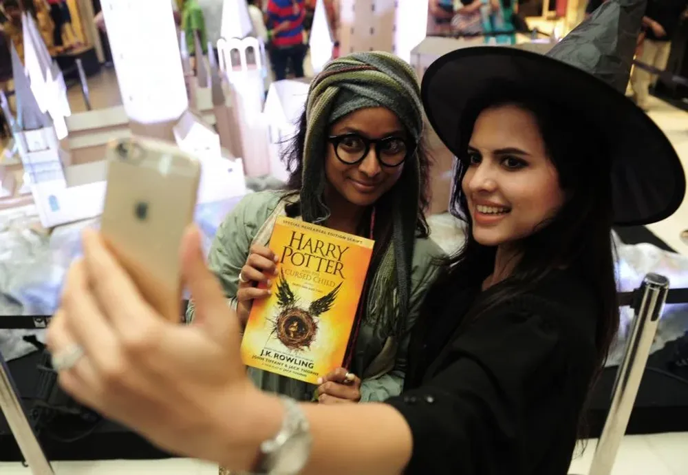 Jóvenes se sacan una selfie con el nuevo libro en la India, ayer domingo.